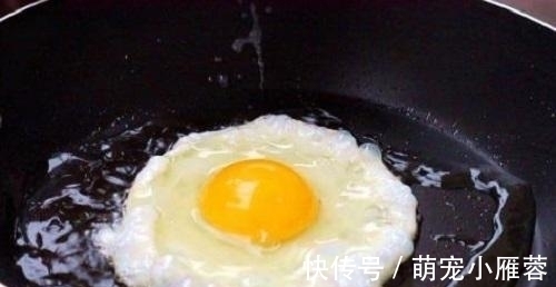 煎荷包蛋，凉油下锅好还是热油？很多人搞错，难怪蛋不好吃还粘锅