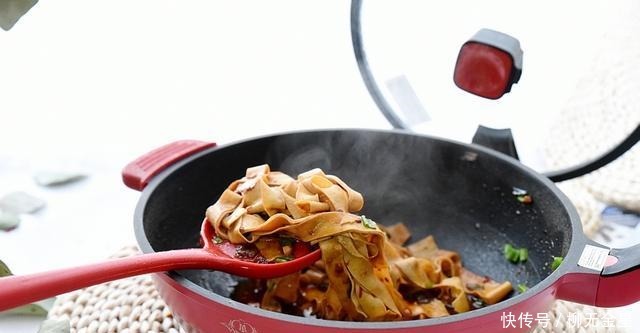 天越冷，这个菜在我家越受欢迎，辣味的豆皮炖起来