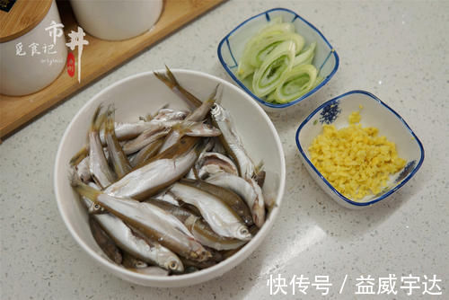 炸鱼时,挂糊用面粉还是淀粉?都不对,记住挂糊的方法,酥香鲜嫩