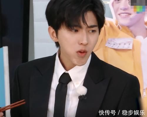 b跑男吃面条,镜头对baby一晃而过,被网友截到,真吃假吃一目了然