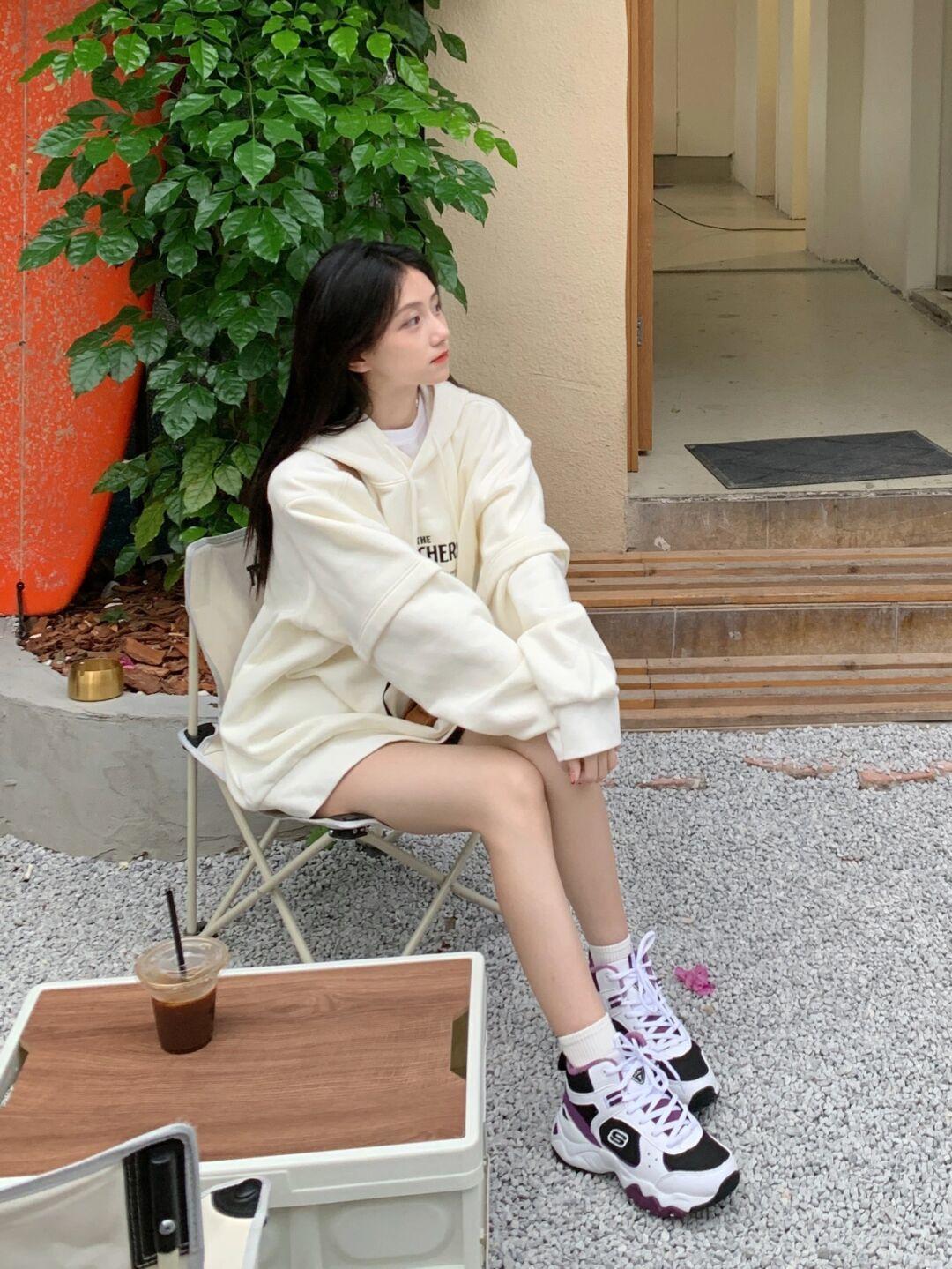 半身裙|天气回暖该怎么穿出氛围感?米色卫衣+黑色半身裙,清纯又不失个性