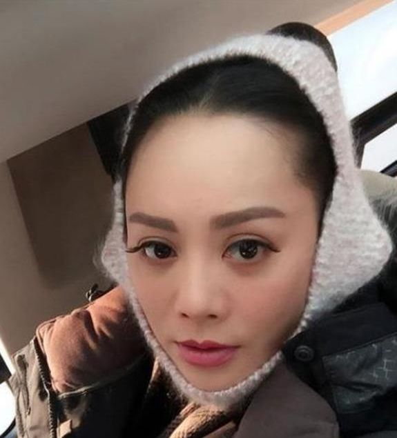 宁静当年蹲在张国立脚边说话,表情谄媚,一旁的章子怡满脸不屑