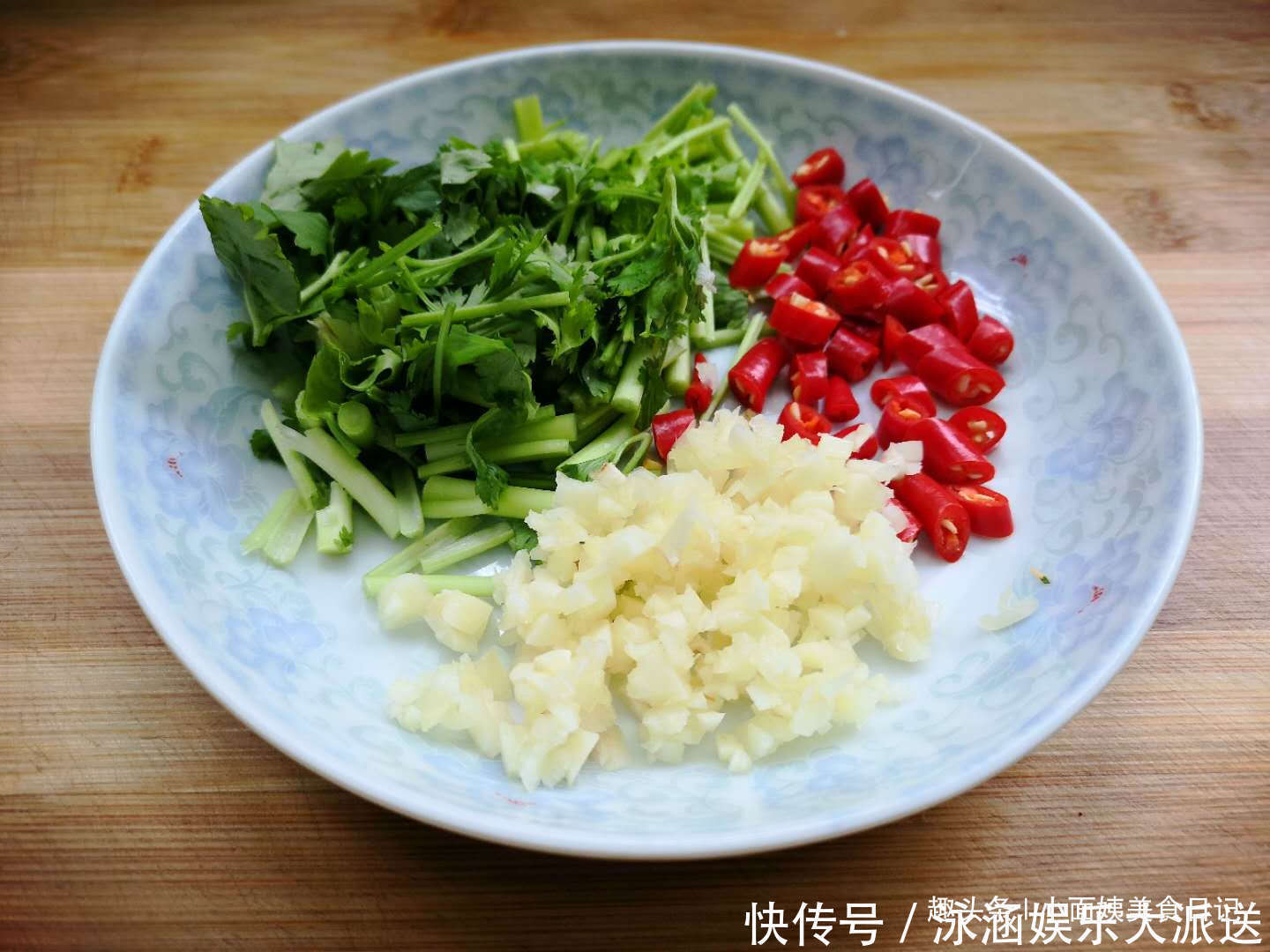 乳瓜拌木耳|夏天不吃这瓜可惜了,清热解暑,和木耳是绝配,比凉拌黄瓜还好吃