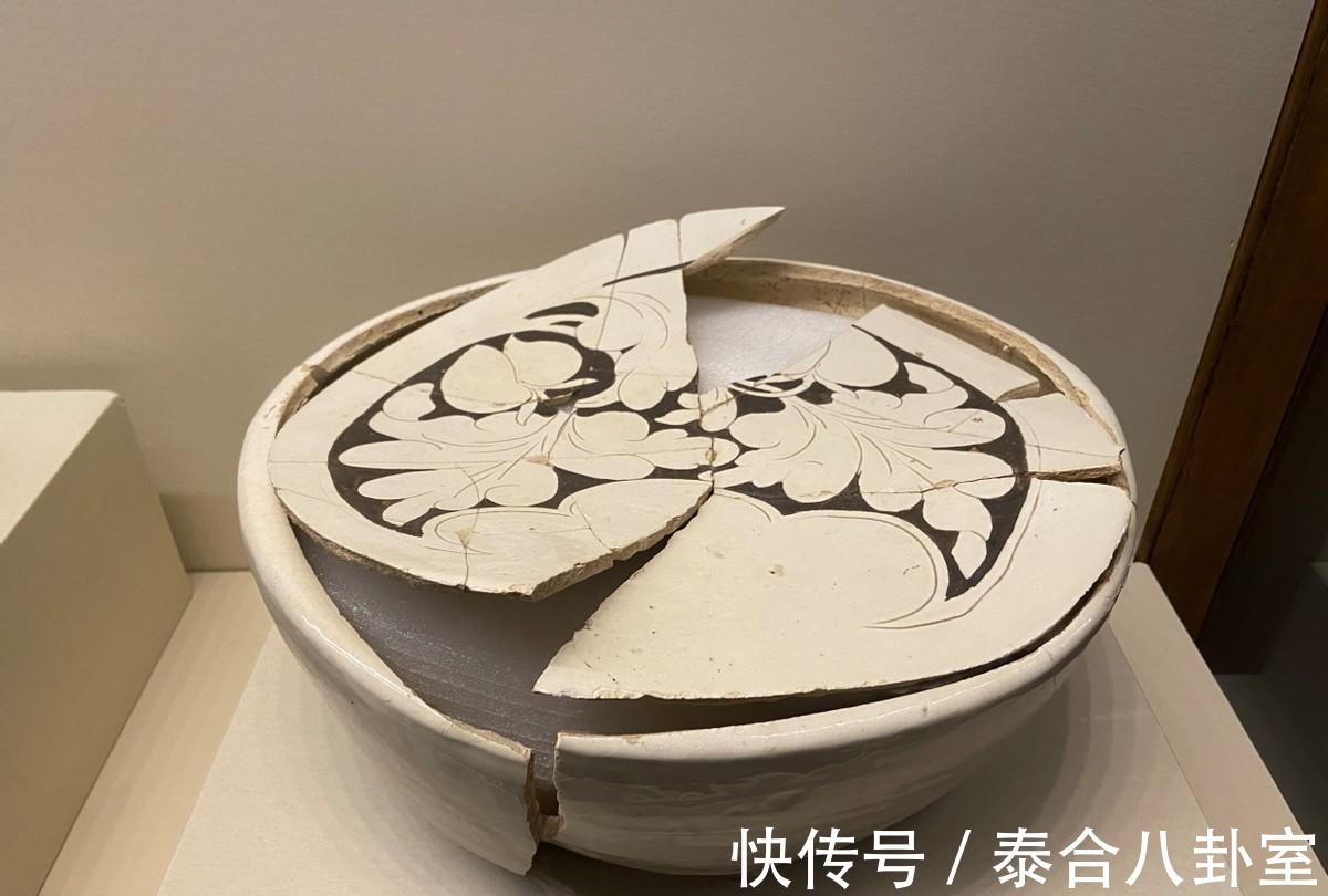 津窑|国博：类似的瓷枕做对比，外行也能分出河津窑和磁州窑