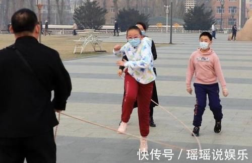 橡皮泥|8岁男童停止发育,医生:吃一次等于吃10块橡皮泥,家长傻乎乎喂