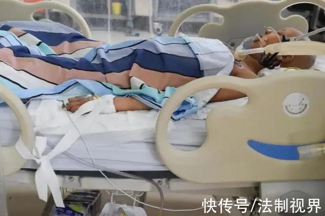 父亲带血癌儿子到北京治病,为省救命钱,从