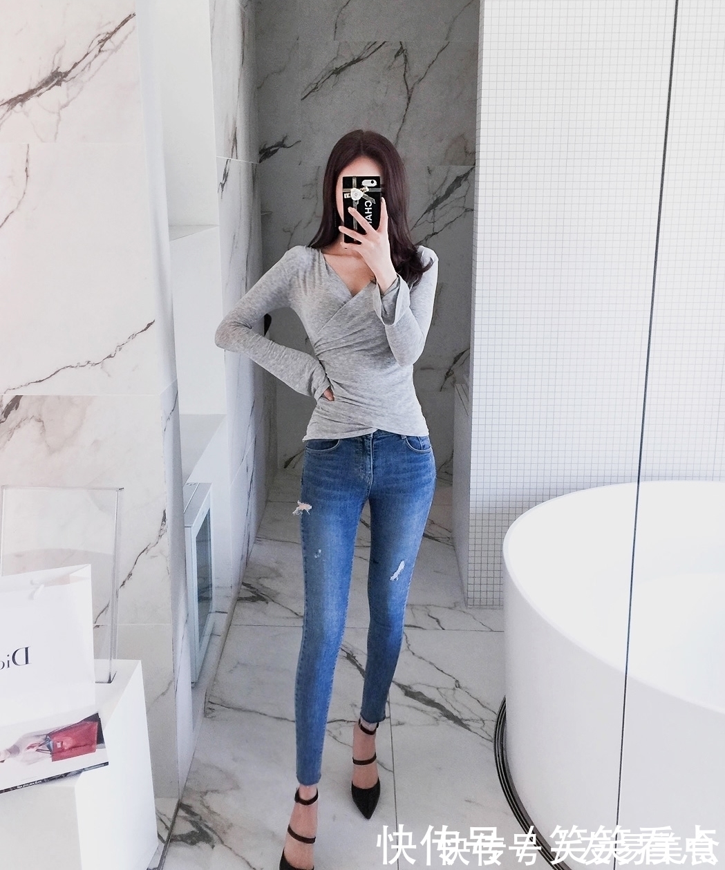 女神 牛仔裤虽然很普通,但是穿在女神身上就变得很美丽,人美就是好