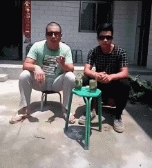 |搞笑gif：说出来你可能不信，我切黄瓜从来不用菜刀