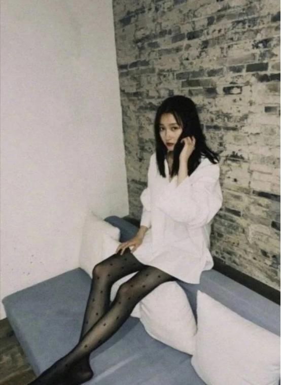 黑丝袜的高级穿法从女明星的照片里学到丝袜穿搭,性感又高级