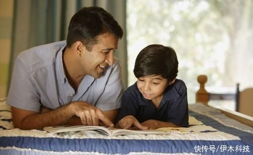 爸爸|萌娃帮爸爸搓澡被无情拒绝,看清手里拿的东西,网友:爸爸太难了