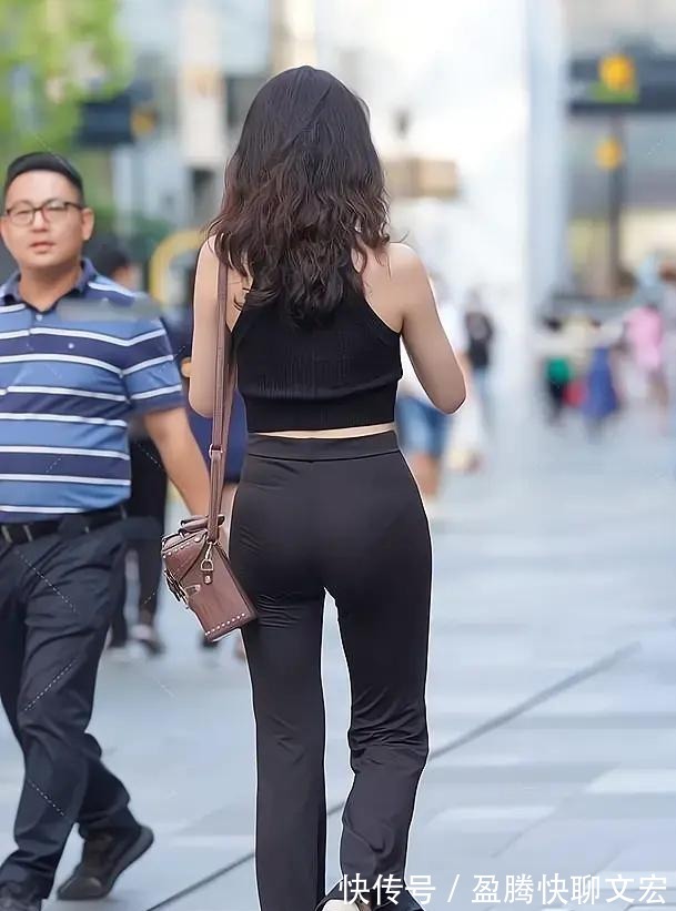 穿搭|微胖女孩穿搭！穿上无袖背心搭配黑色喇叭腿，显瘦还修身