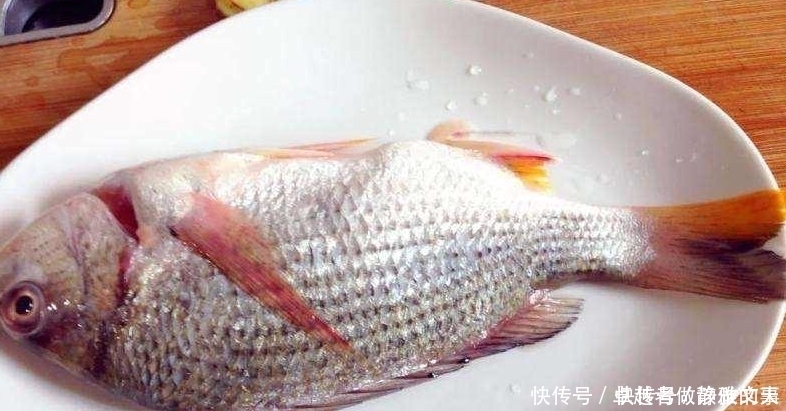 做蒸鱼,千万不能放这种调料,很多人都做错了,鱼肉又干又柴还腥