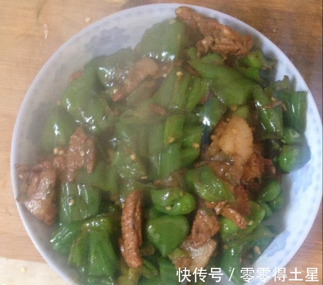 经典的家常菜青椒炒肉，清香肉香合二为一，超级下饭超美味！