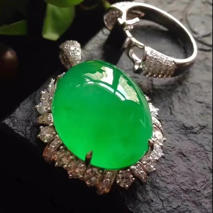 一颗翡翠蛋面凭什么这么贵？这才是真正的“色差一分价差十倍”