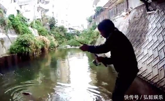 男子桥下钓鱼,钓上个大家伙,后悔没带渔网