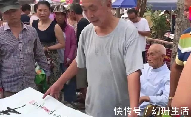 笔笔#80岁老人“地摊书法”,内敛含蓄,有舒同神韵,专家:江湖体