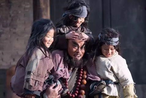 差老远|鲁智深杀死镇关西后,就因为通缉令上多一个字,无一人报官