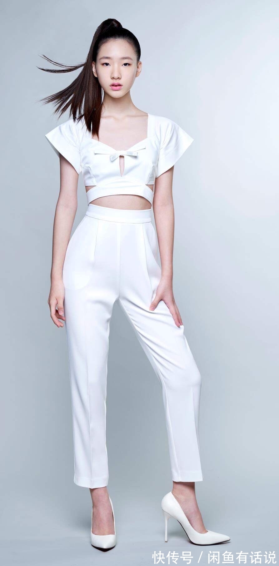 女儿|小S携女儿同台亮相,穿开叉裙站姿妩媚,仍被女儿高级脸抢了镜