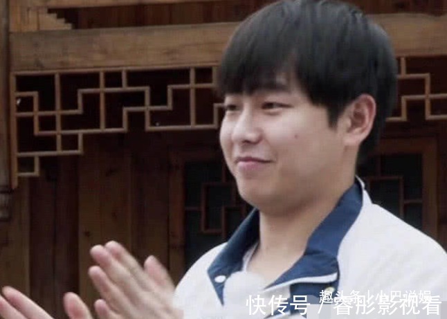 面对美食诱惑,张艺兴和彭昱畅,体现出了顶流和普通艺人的差距