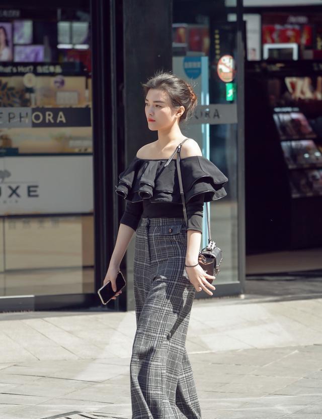 小姐姐|街拍:小姐姐清爽的连衣裙简洁大方,很有淑女风的感觉