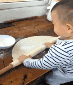 |搞笑GIF:下大雨的时候我们全班男生只需要一把伞就够了,你信不?