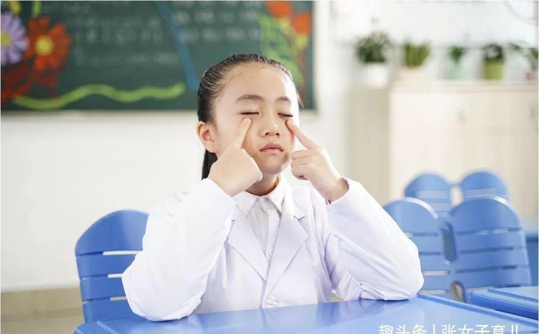 张女子|孩子近视,爸爸不许配眼镜,配一次摔一次,眼科医生:真是太无知