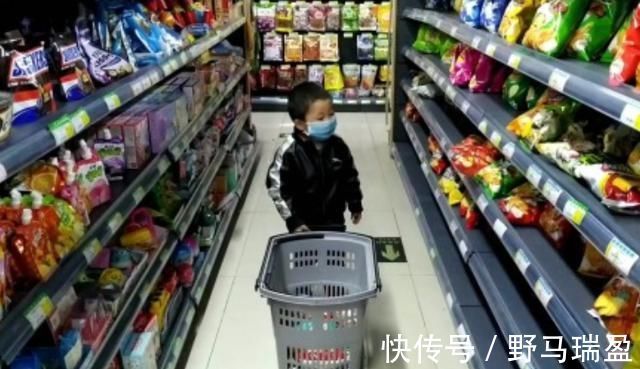 超市|一袋糖要50元?妈妈带儿子怒砸超市,店长:看监控吧