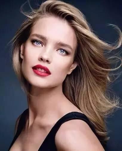 LV太子妃造型难得翻车！裹高龄紧身裙头肩比例失调，上镜瘦好多