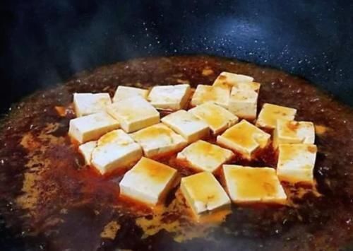 入味|做红烧豆腐时,先用油煎还是直接炖很多人都做错,难怪不入味