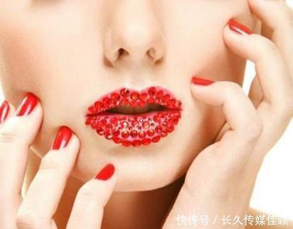 惊艳|全球最“奢侈”的口红,在嘴唇上涂满“黄金”,看上去非常的惊艳