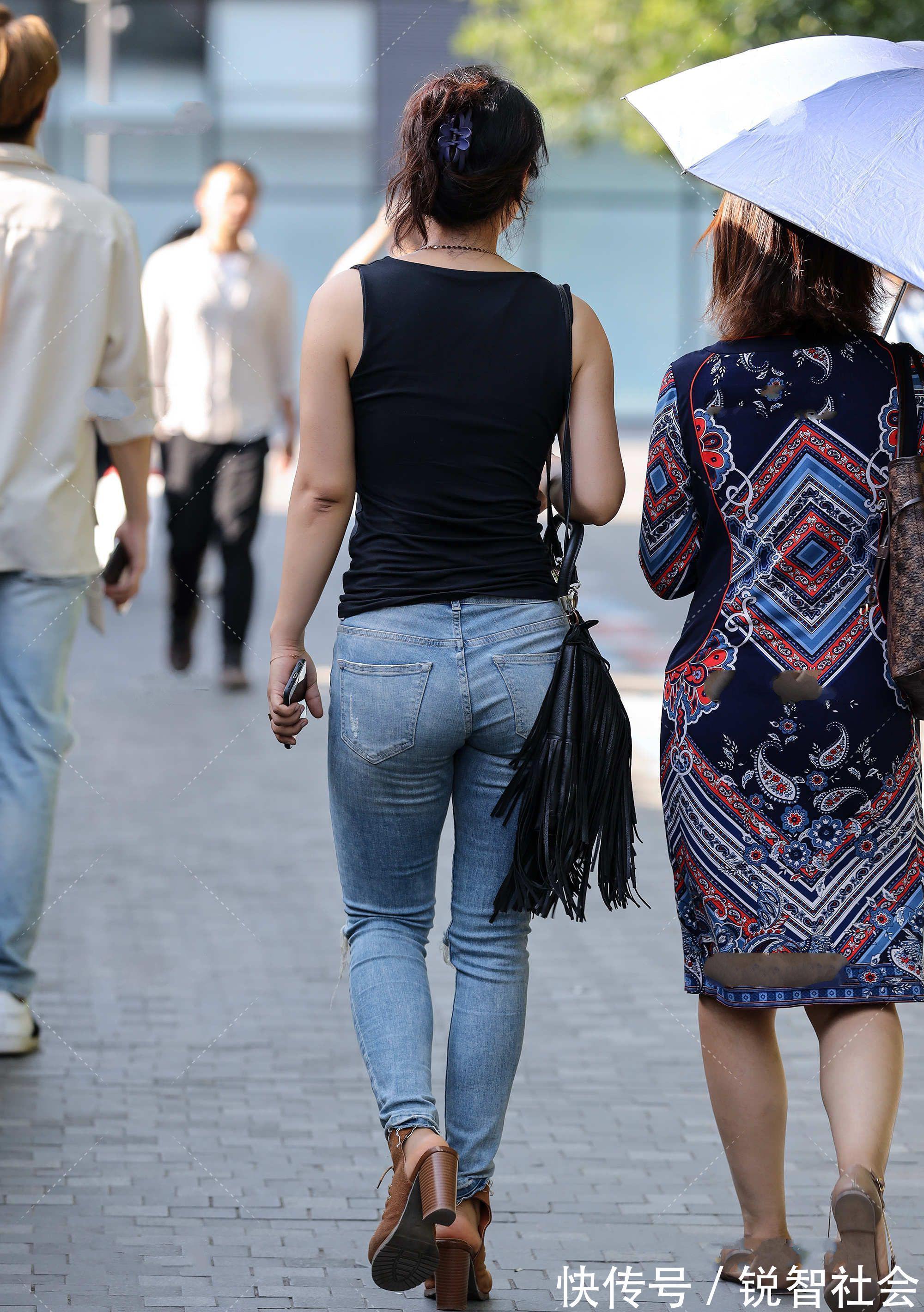 风格 简单的黑色无袖上衣搭配牛仔裤，散发西部牛仔帅气复古风