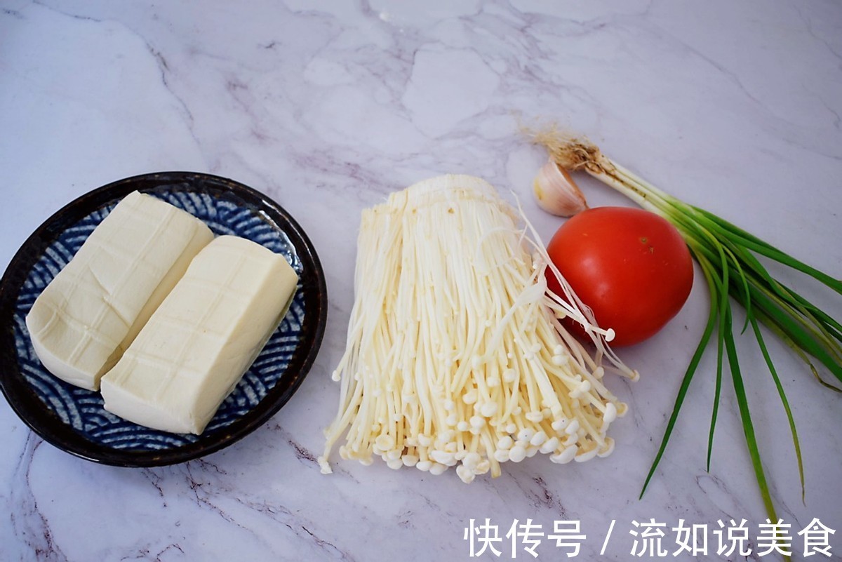 餐桌上不能少了汤,番茄搭配豆腐,酸爽又开胃