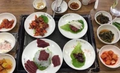 尴尬死韩国人请吃“大餐”,一桌80多道菜,我却“无从下嘴”