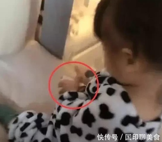 宝妈|闺女翻到老爸“小金库”,宝妈看后笑翻了,宝爸:这小棉袄漏风