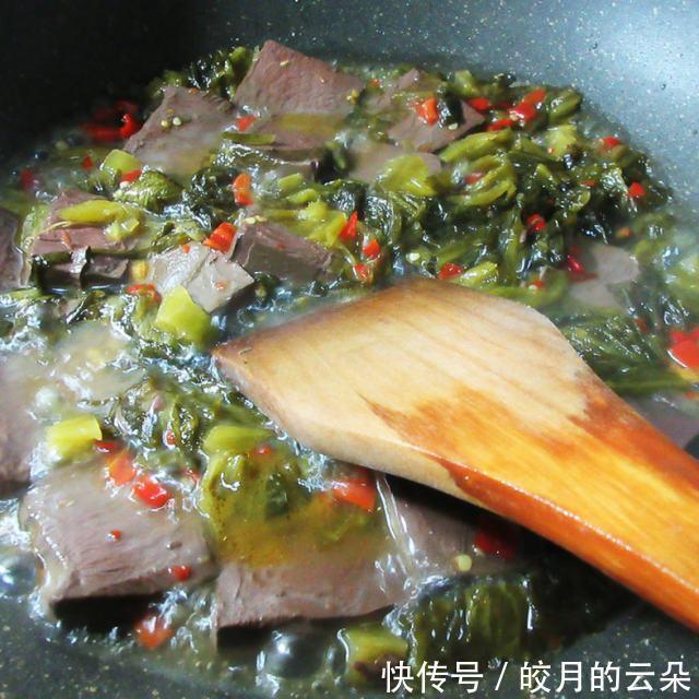 放在案板上|酸菜烧鸭血,酸爽过瘾,十分下饭