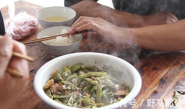 健康|吃饭快的人,要当心疾病找上门,怎么吃饭才有利健康?