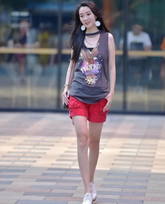 街拍:吊带搭配短裤,分分钟秀出大长腿,小姐姐美极了