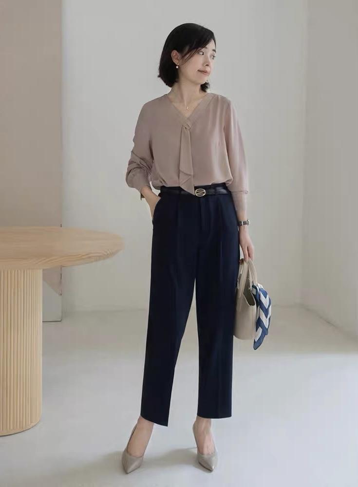 大衣|40+的女人秋冬怎么穿才减龄?毛衣+西装裤干练时髦,保暖又舒适