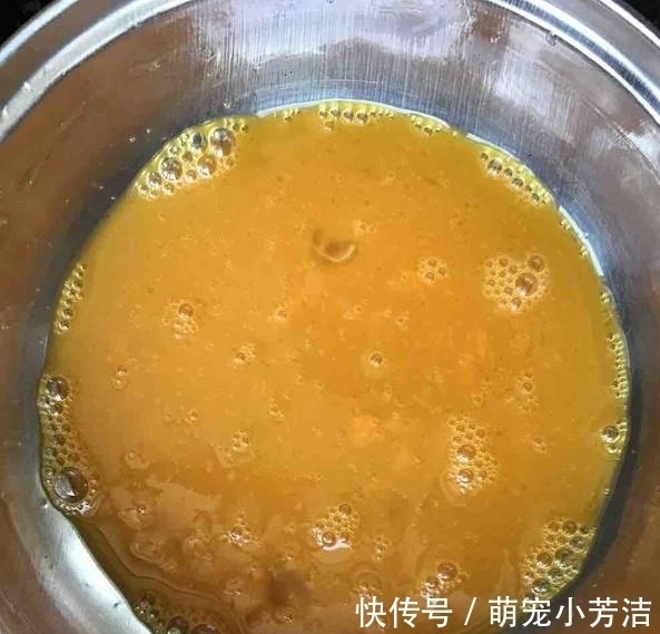 蒸鸡蛋时，千万别直接加水蒸！这样蒸，鸡蛋不腥不糙，嫩过豆腐脑