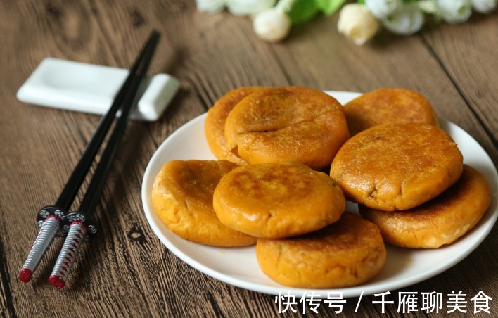 电饼铛|南瓜加上豆沙馅做出来的小饼,个个黄金酥脆,看着都流口水