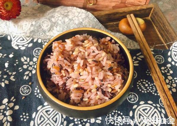 南瓜子仁|建议中老年人多吃下面这些食物，价格便宜又营养，常吃气色好