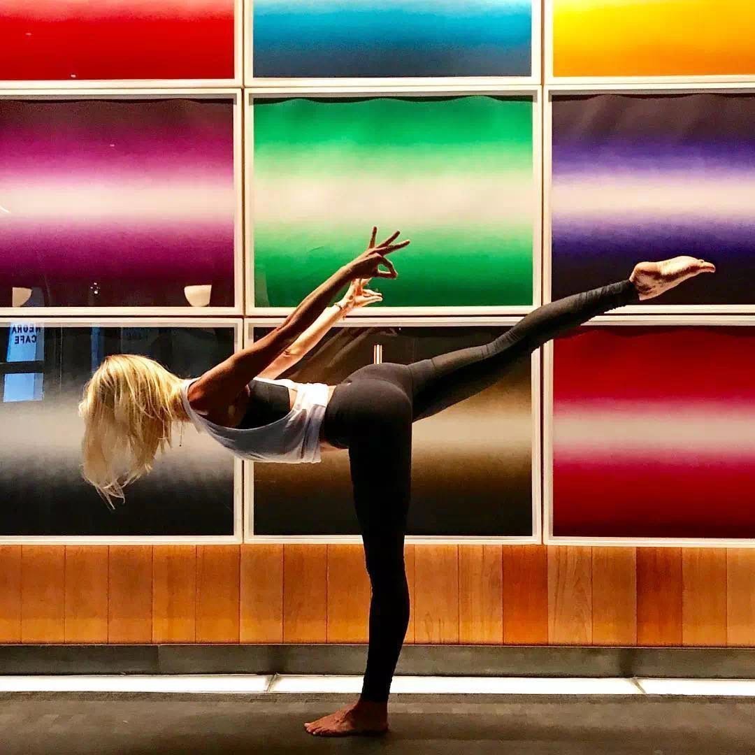 膝盖|练瑜伽分年龄吗?她30岁才开始练瑜伽,却因分享瑜伽照成世界网红