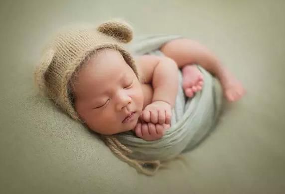 宝宝|8个月大宝宝接种疫苗，表情太丰富医生不忍心，网友：奥斯卡影帝