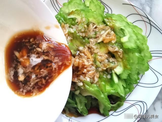 苦瓜|夏季天热，这菜清热明目，2块钱做一盘，不炒不炖简单一拌就上桌