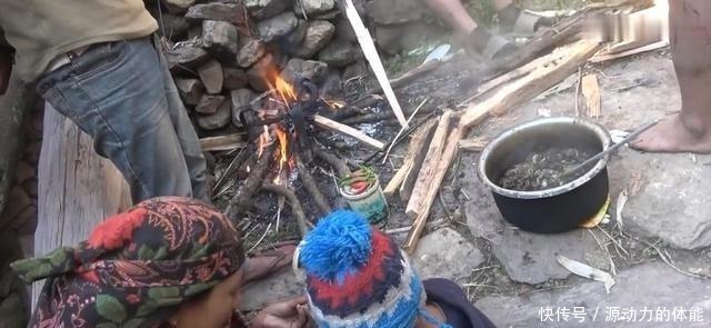 一个菜|尼泊尔农村酒席,非常简单,正餐只有一个菜,零食吃鸡肉