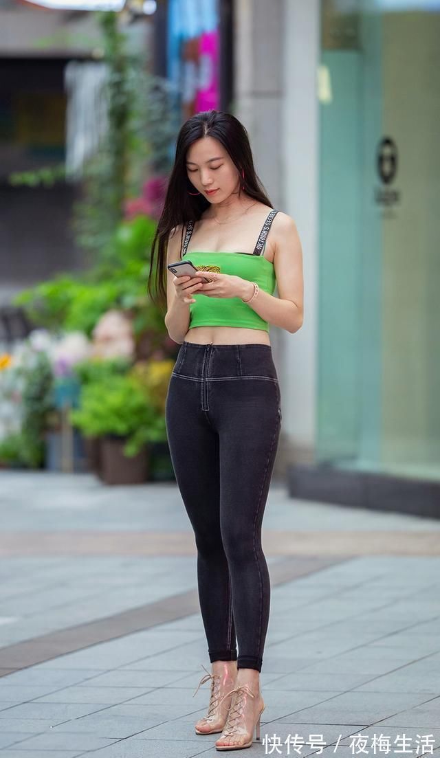 小白|三伏天，时髦姑娘的牛仔裤搭配，简单舒适、穿出酷酷的时尚味道