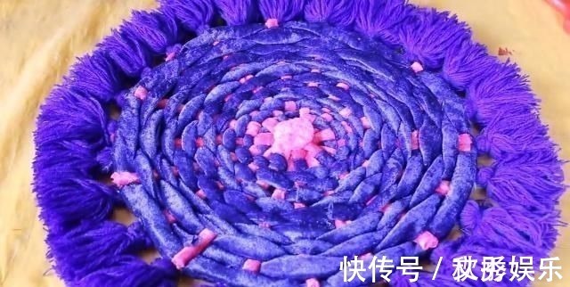 旧衣服扔掉太浪费了，天才主妇把它做成垫子，坐着舒服又省钱