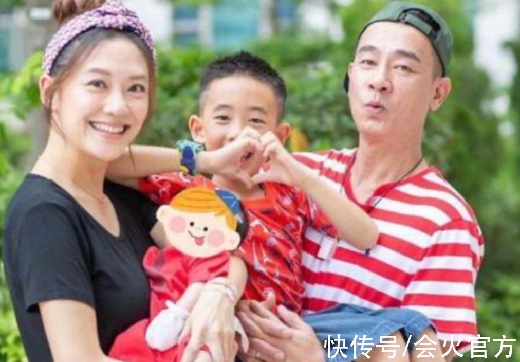 應采兒曬照秀恩愛，陳小春穿機長制服，兩人手牽手當眾親吻超恩愛