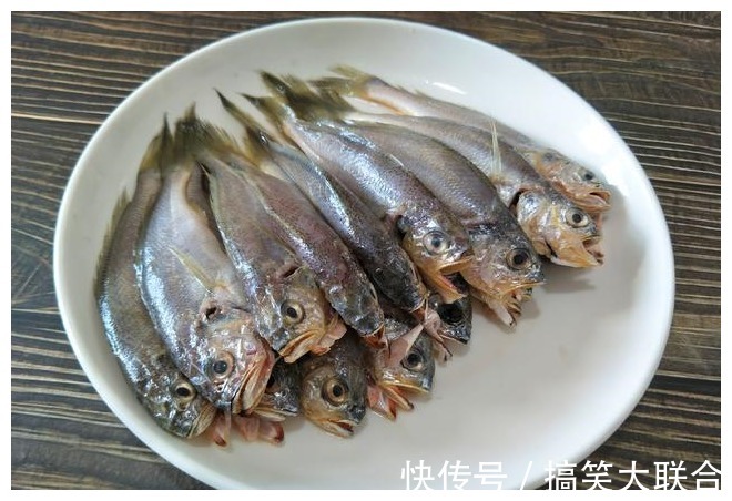 淀粉|干炸小黄鱼,裹面粉糊就硬了,教你1个小技巧,出锅酥到掉渣