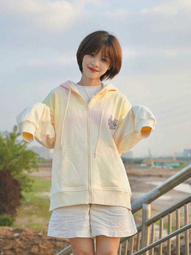 穿搭|这是我见过最洋气的通勤穿搭:风衣搭配牛仔裤,很实用又高级洋气